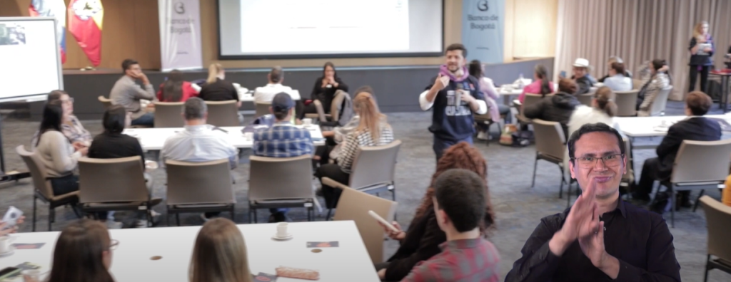 salon de eventos con aproximadamente unas 50 personas durante la pasantia.