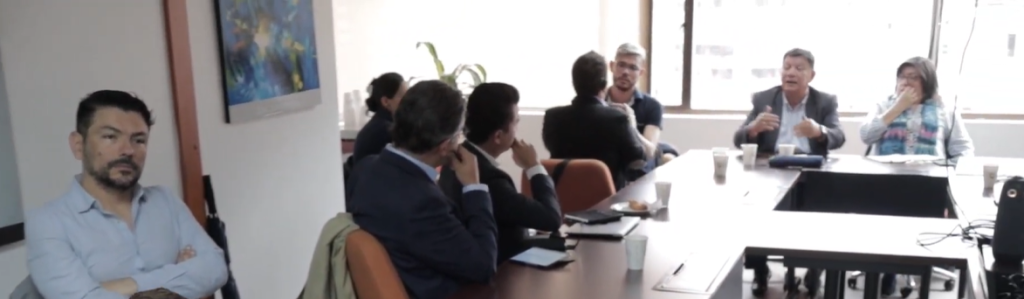 distintos lideres con discapacidad reunidos al rededor de una mesa cuadrada.