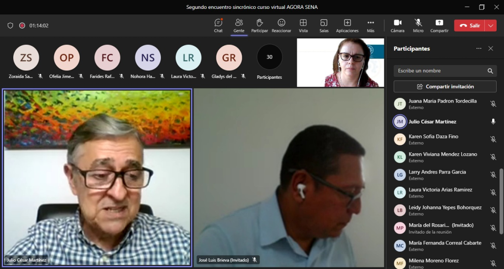 2 hombres mayores y una mujer y mas de 30 personas conectadas en una sala de Teams realizando una reunión virtual.